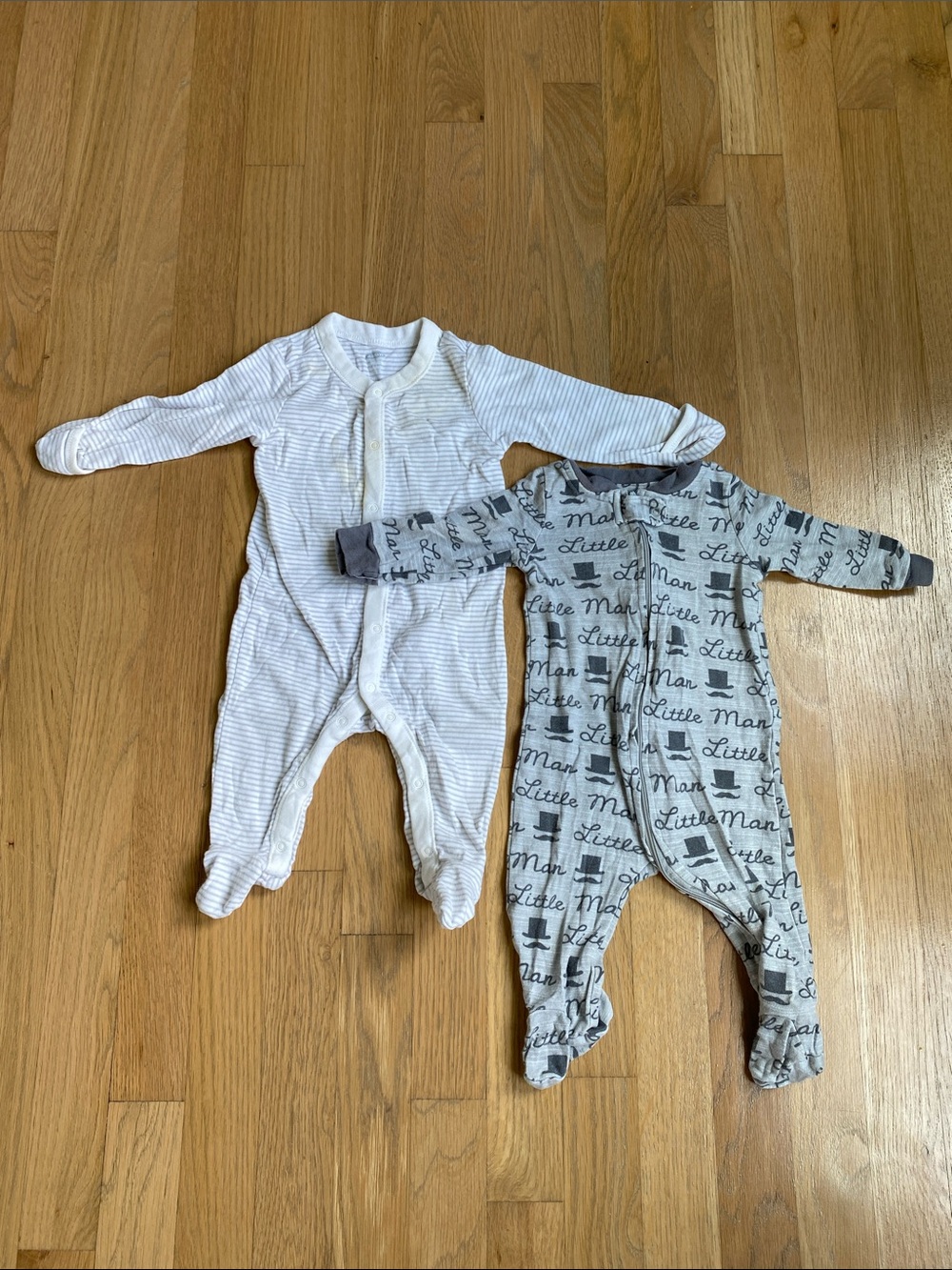 Old Navy 3-6 Month Baby Footed One-Piece Sleepers in White & Gray Print
